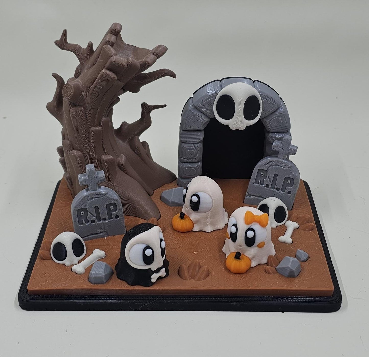 Mini Halloween Graveyard Diorama: 3D Printed Spooky Scene with Ghosts