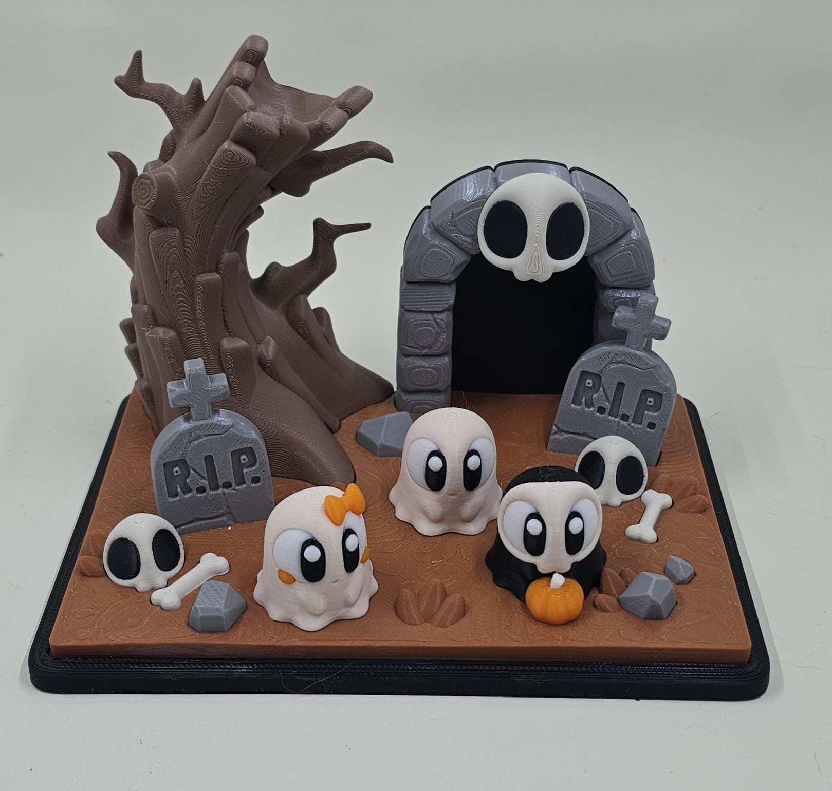 Mini Halloween Graveyard Diorama: 3D Printed Spooky Scene with Ghosts