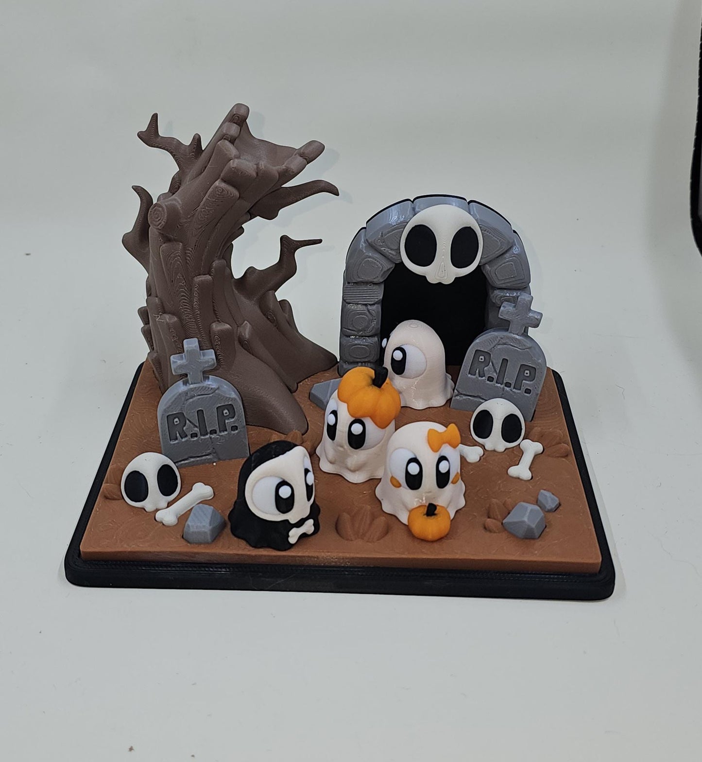Mini Halloween Graveyard Diorama: 3D Printed Spooky Scene with Ghosts
