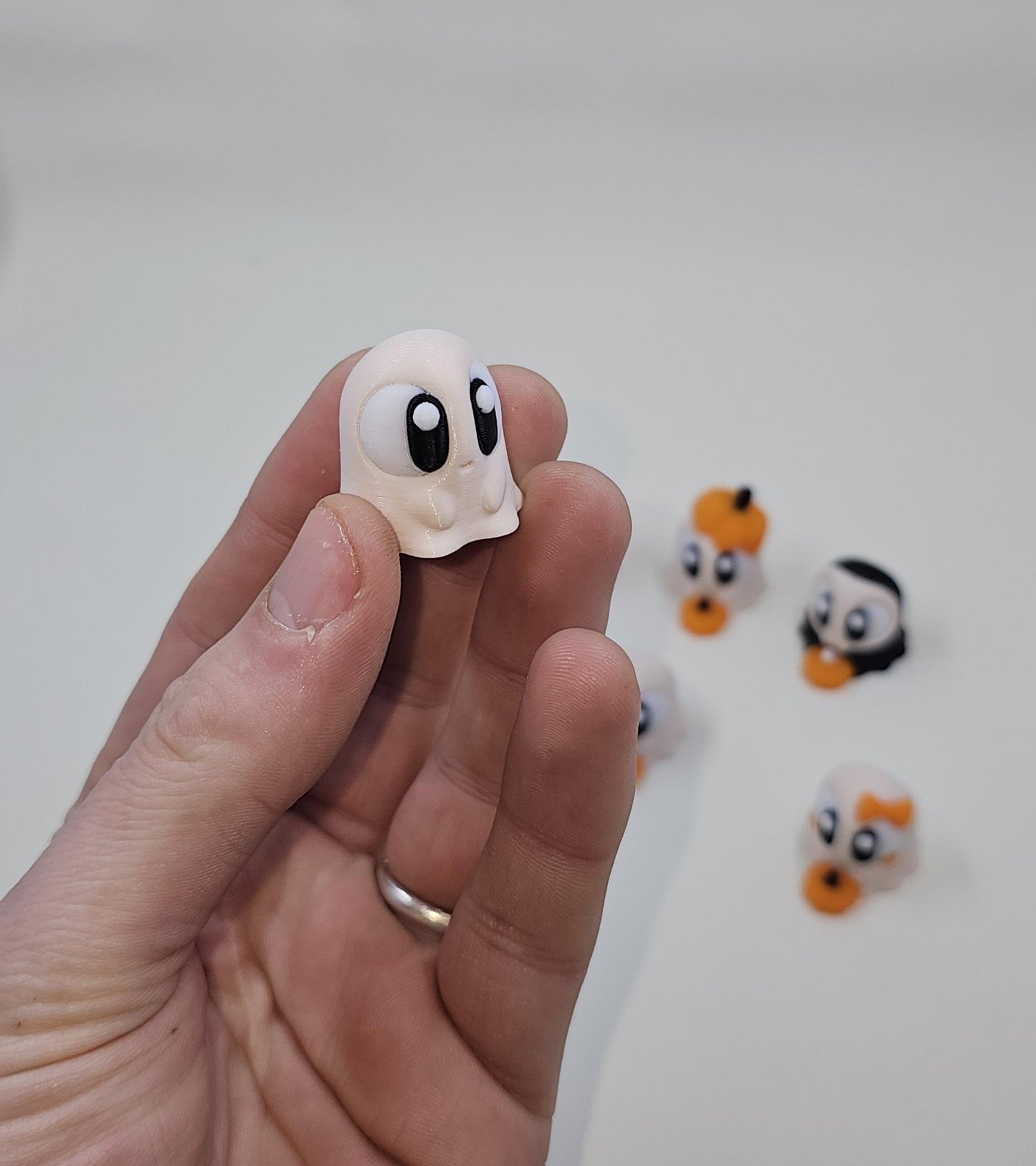 Mini Halloween Graveyard Diorama: 3D Printed Spooky Scene with Ghosts