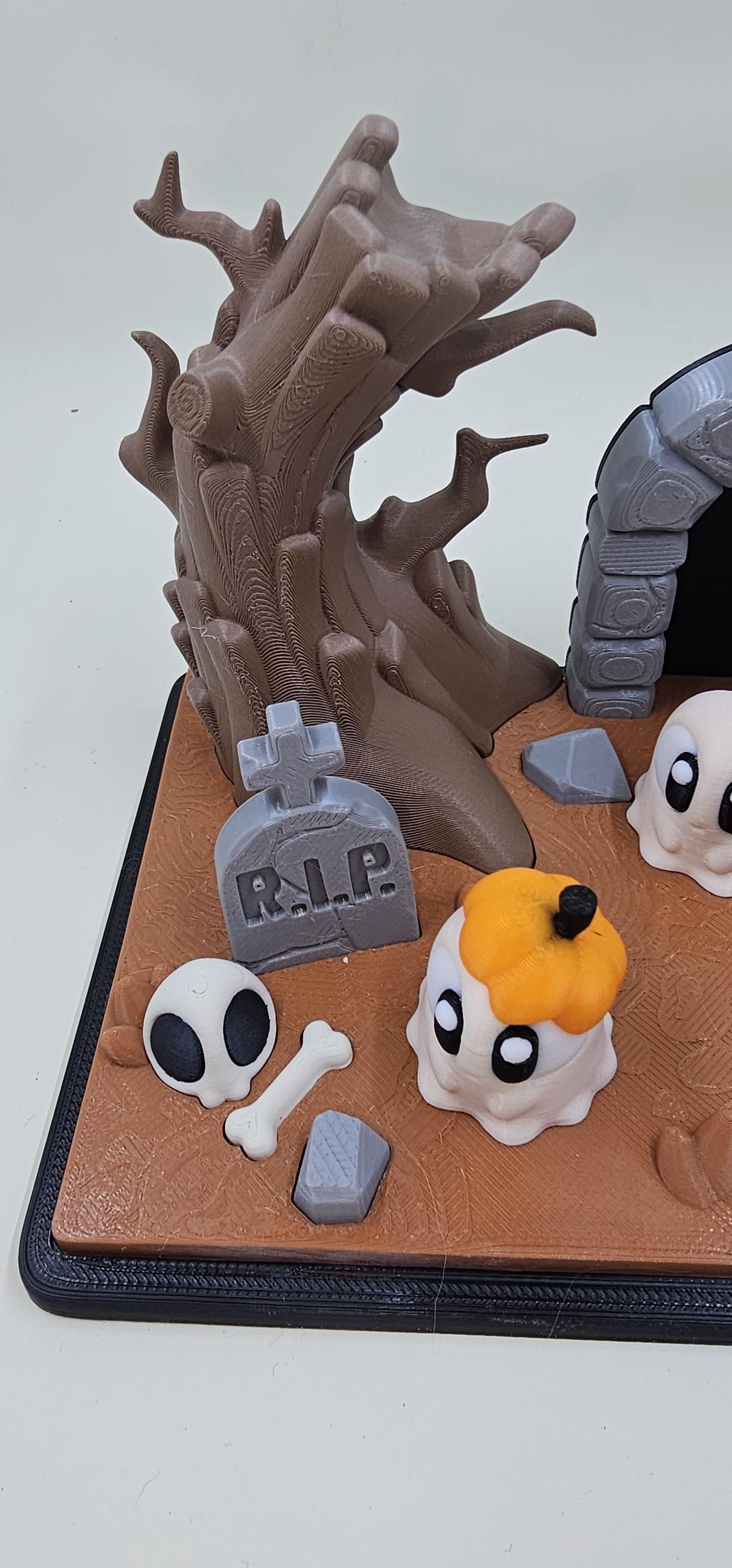 Mini Halloween Graveyard Diorama: 3D Printed Spooky Scene with Ghosts