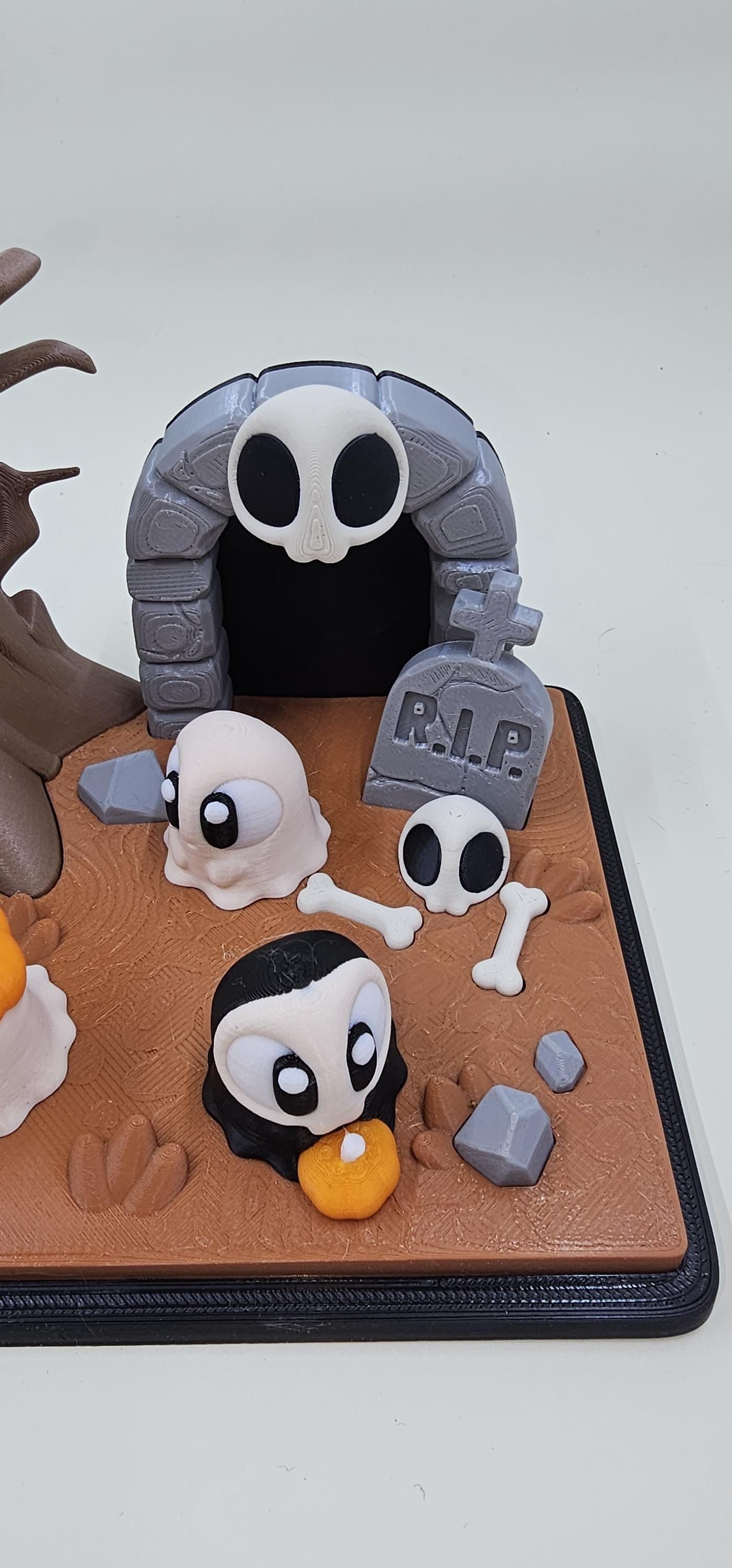 Mini Halloween Graveyard Diorama: 3D Printed Spooky Scene with Ghosts